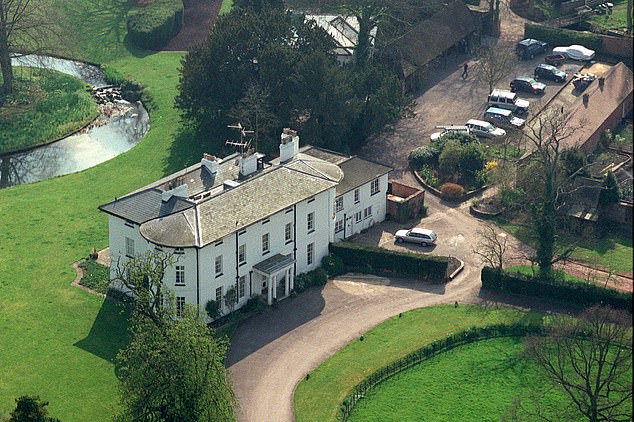 Application Luxury Grade II-listed manor house in Buckinghamshire with bigger kitchen